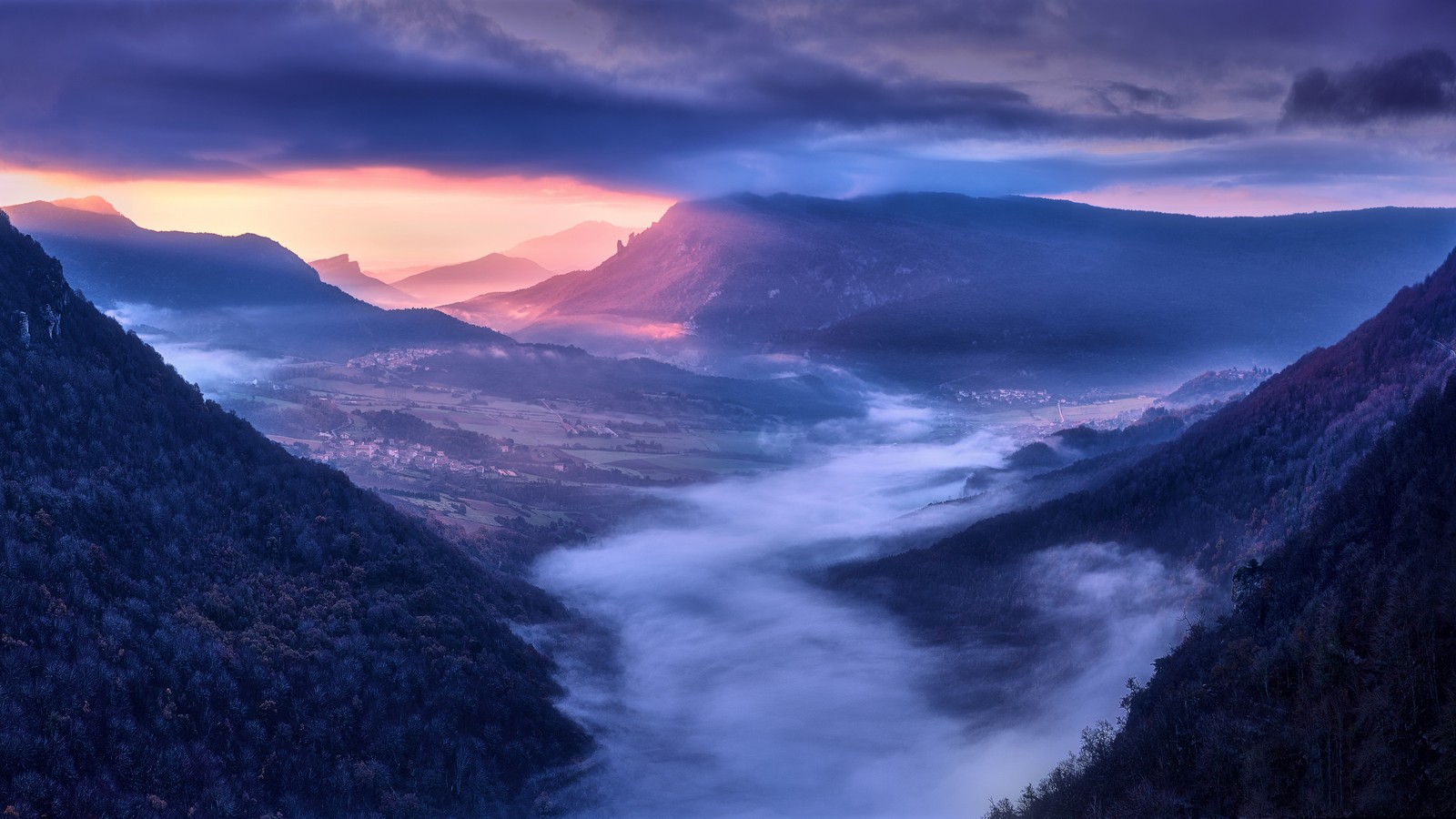 Uma vista de um vale com montanhas e nuvens ao fundo (montanhas, nascer do sol, cênico, de manhã cedo, campo)