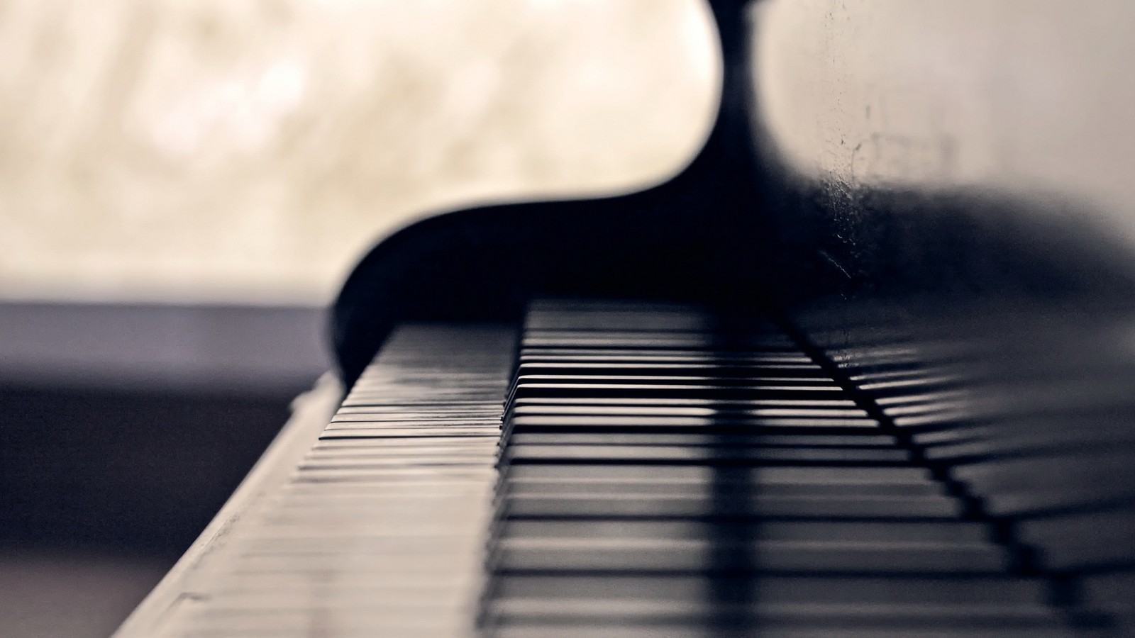 Una foto en blanco y negro de un piano (piano, teclado, teclado musical, pianista, línea)