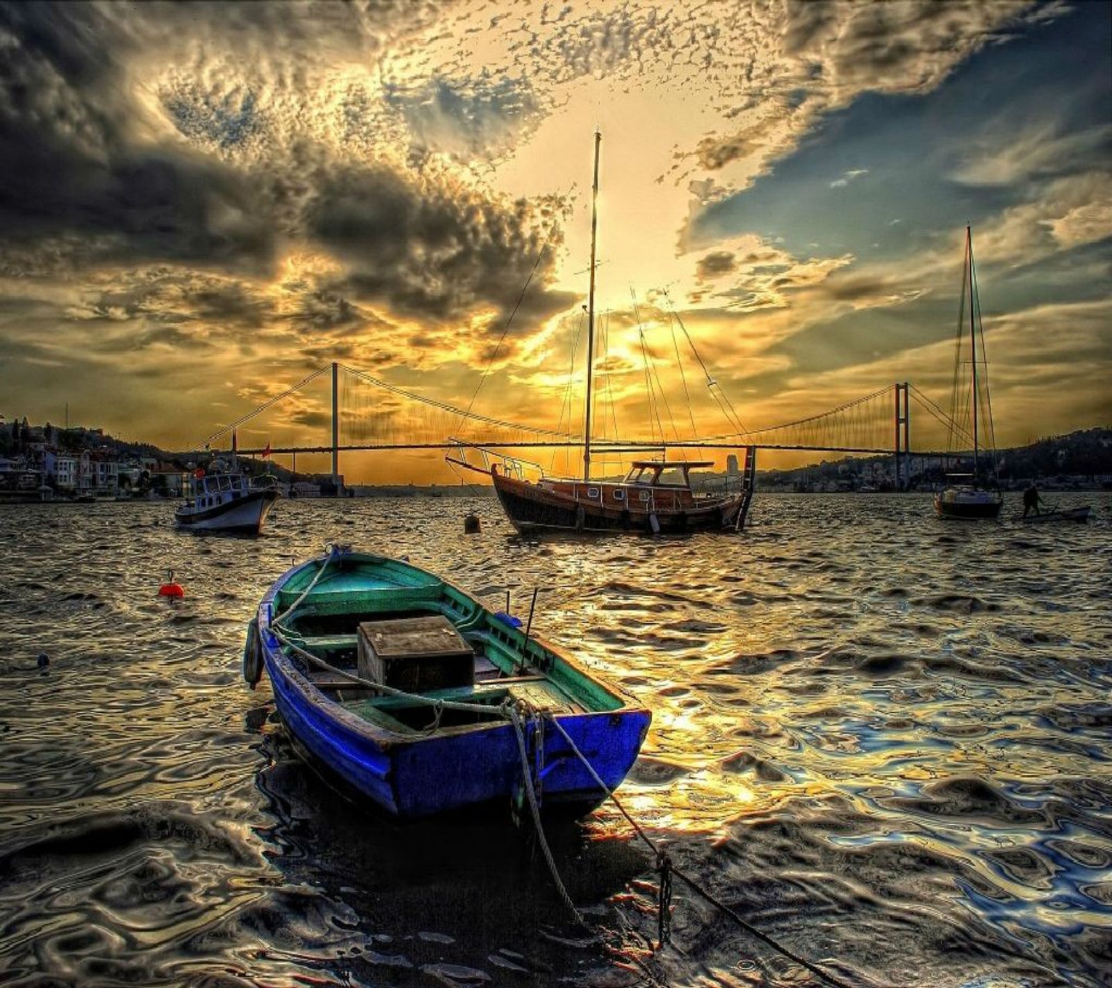 Barcos estão atracados na água ao pôr do sol com uma ponte ao fundo (barco, colorido, legal, anoitecer, hd)