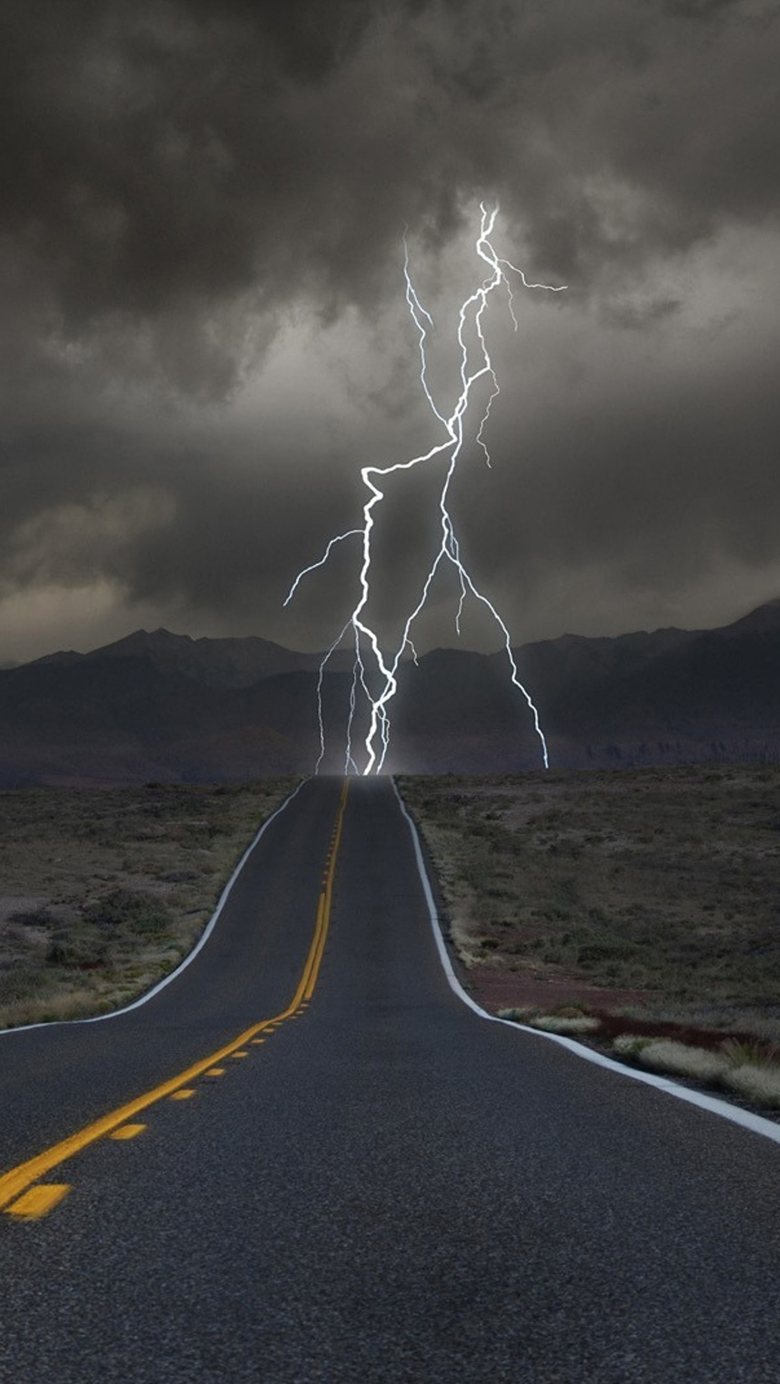 Una imagen de un rayo atravesando el cielo (meta, relámpago, camino, cielo)