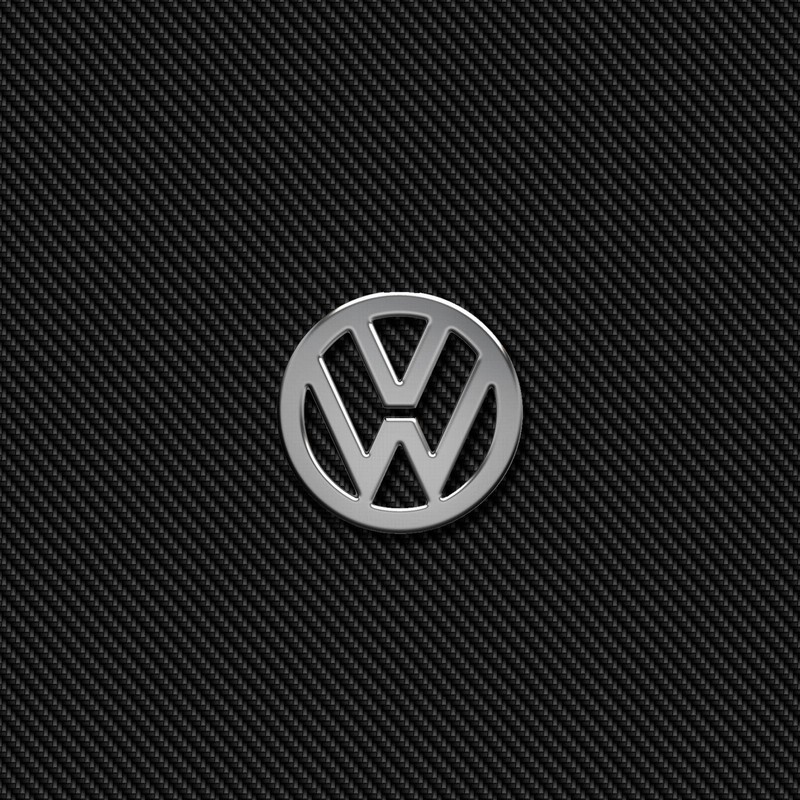 Крупный план логотипа volkswagen на черном фоне (значок, эмблема, логотип, volkswagen, фольксваген)