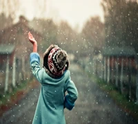 Enfant embrassant la première neige