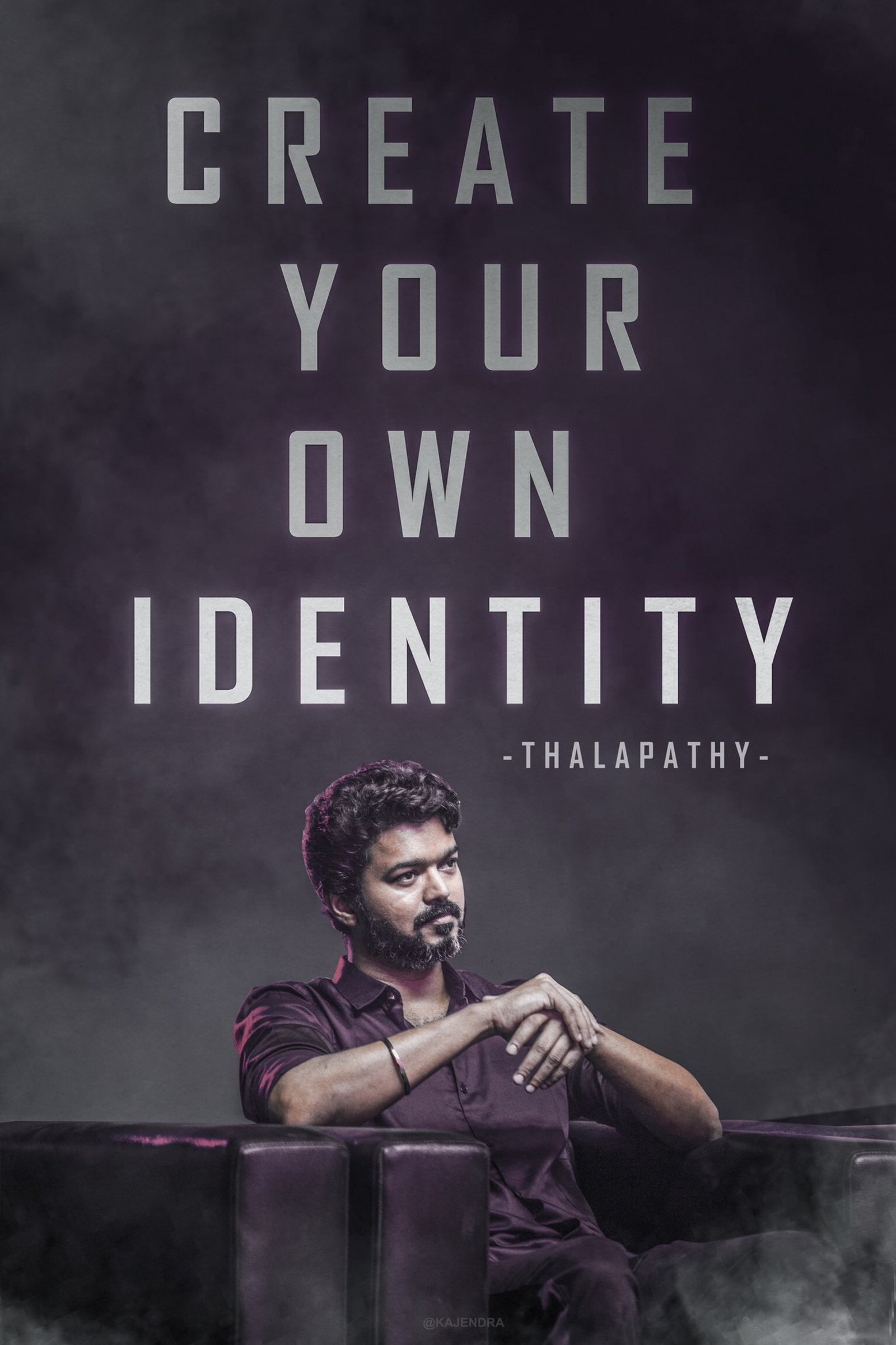 Un homme assis sur une chaise avec une citation dessus (tamoul, thalapathy vijay)