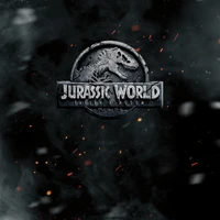 Logo de Jurassic World: Reino Caído con efectos dramáticos