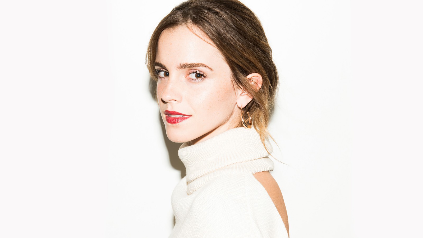 Une femme arabe en pull à col roulé blanc posant pour une photo (emma watson, actrice, femmes, filles, célébrité)