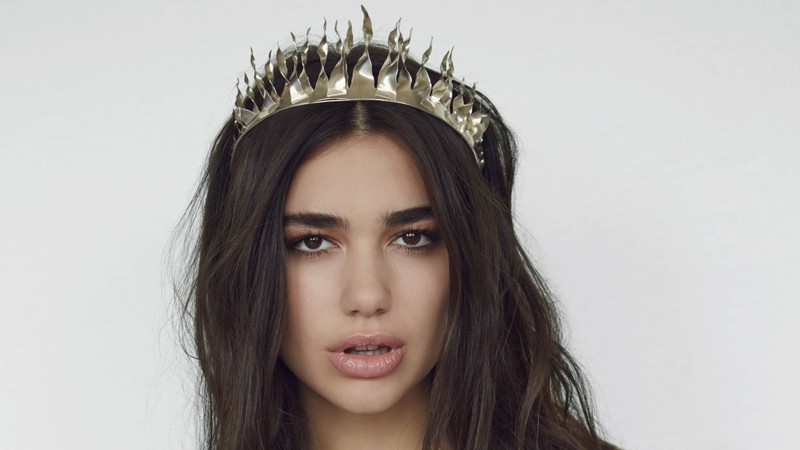 Крупный план женщины с короной и длинными волосами (дуа липа, dua lipa, головной убор, волосы, корона)