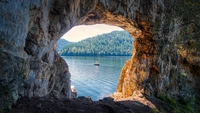 Aguas azules enmarcadas por un arco natural en un paisaje sereno