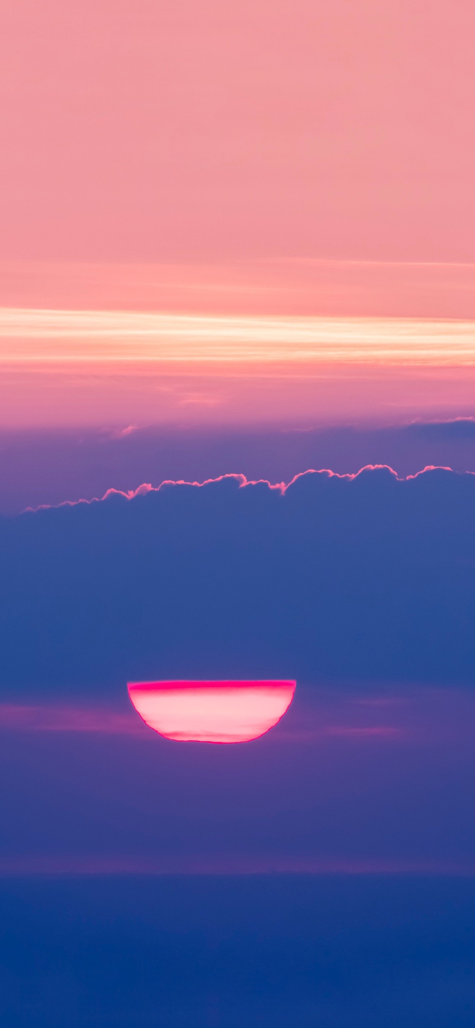 Una vista araffe de un atardecer con un cielo rosa y nubes (agua, atmósfera, nube, ecorregión, resplandor)