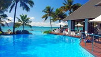 Paradis de station tropicale avec piscine à débordement surplombant la mer des Caraïbes