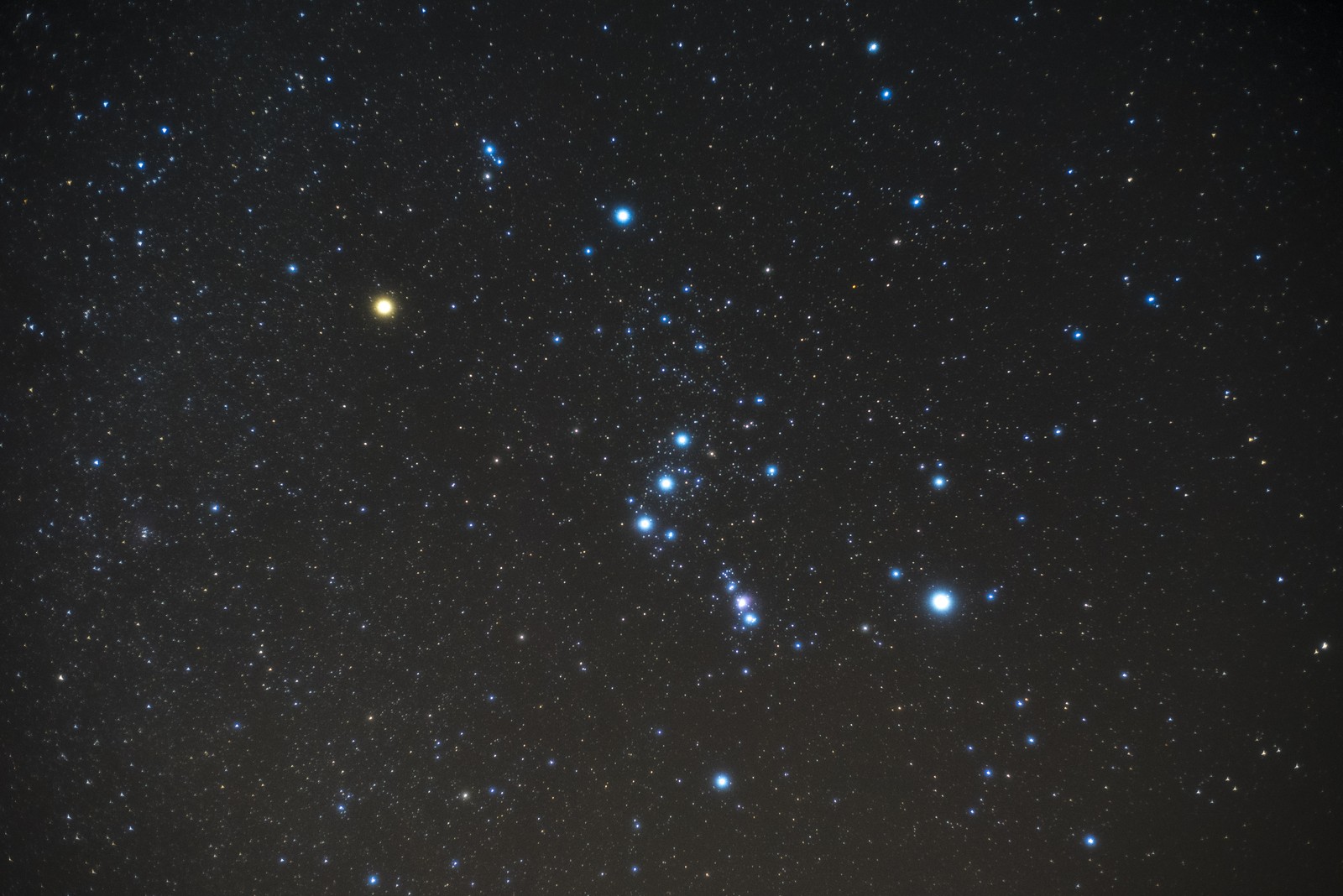 Uma imagem abstrata de um aglomerado de estrelas no céu noturno (órion, orion, estrela, nebulosa de orion, galáxia)