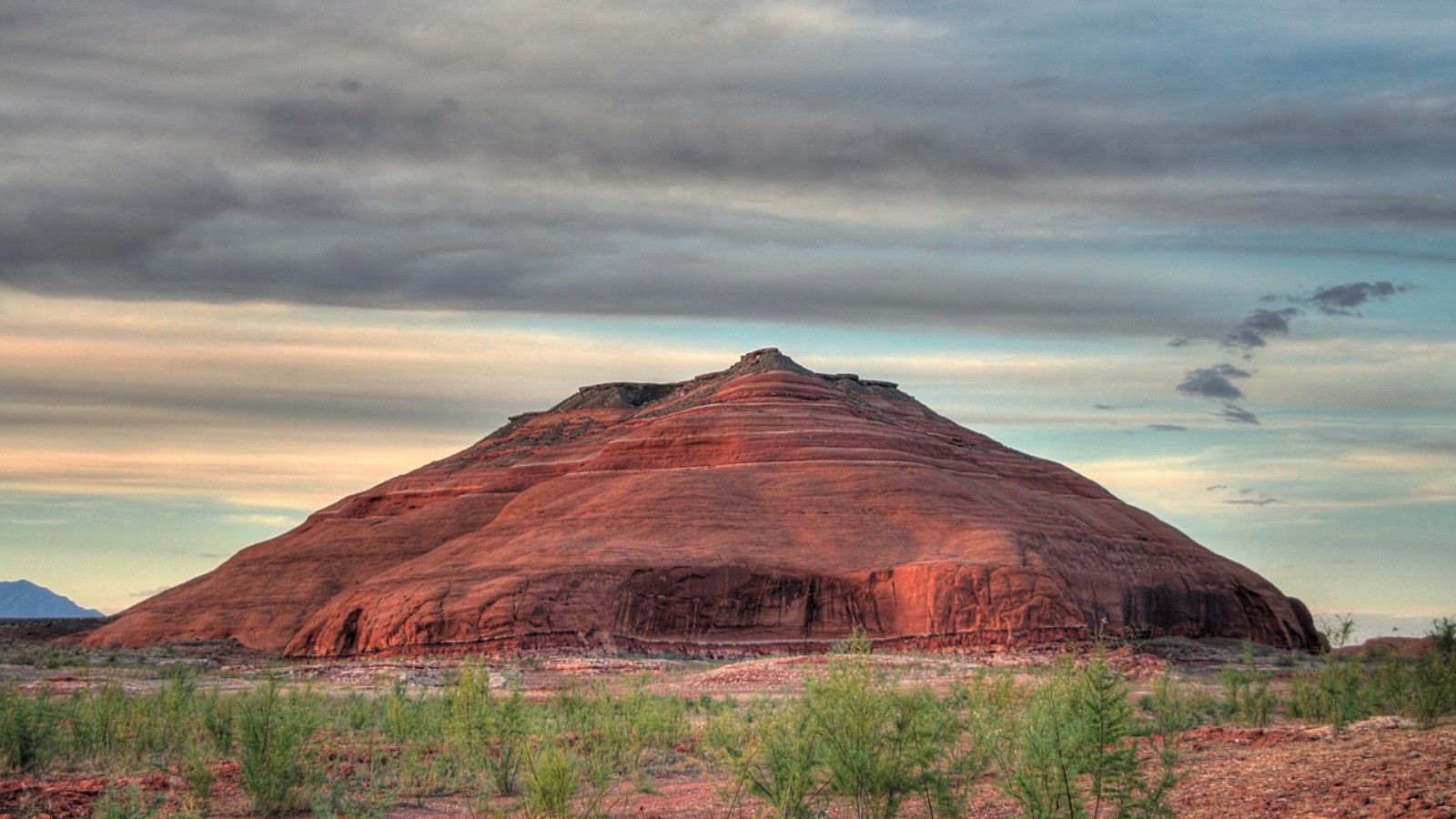 Un primer plano de una gran roca en medio de un desierto (butte, badlands, ecorregión, montaña, tierras altas)