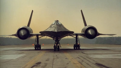 Lockheed SR-71 Blackbird: Иконический сверхзвуковой военный самолет на взлетно-посадочной полосе.