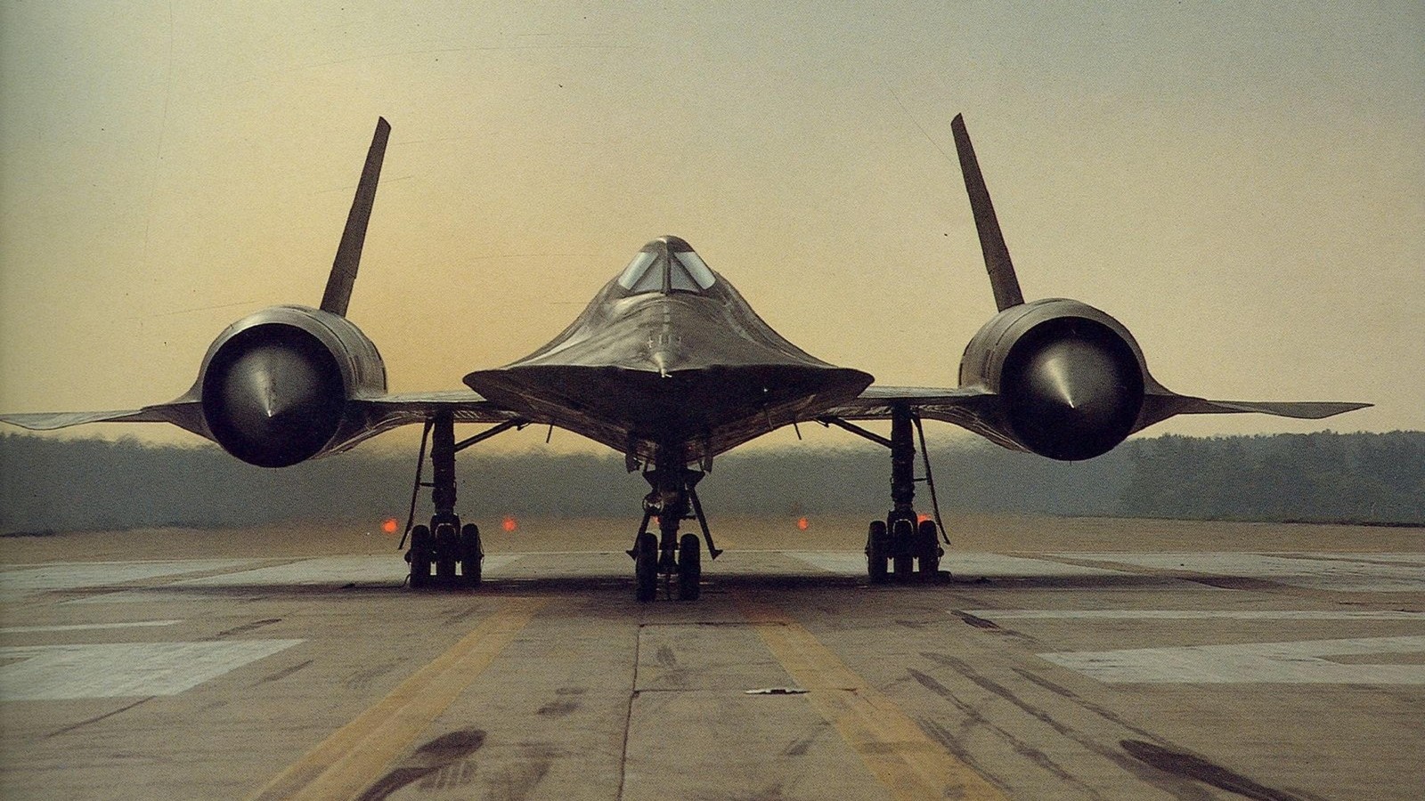 Un jet en la pista con las alas plegadas (lockheed sr 71 blackbird, aeronave, avión a reacción, lockheed martin, avión militar)