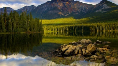 Reflexión serena de montañas y bosques en el Parque Nacional Jasper