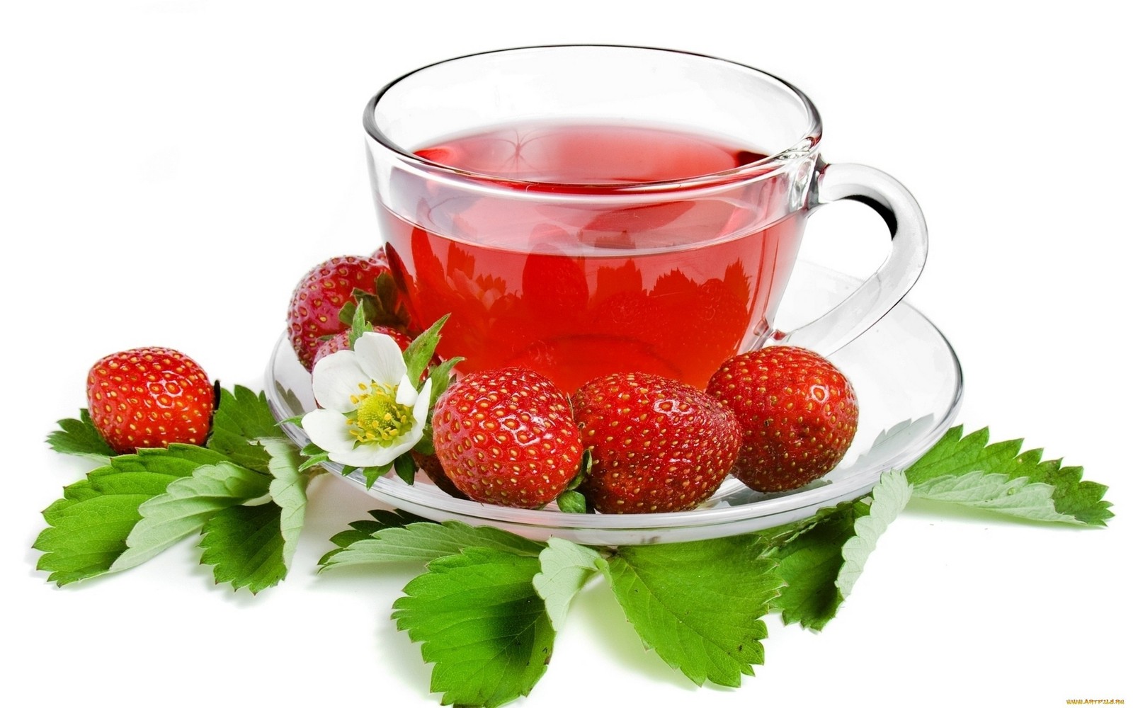 Un primer plano de una taza de té con fresas en un plato (té, té verde, fresa, fruta, comida)