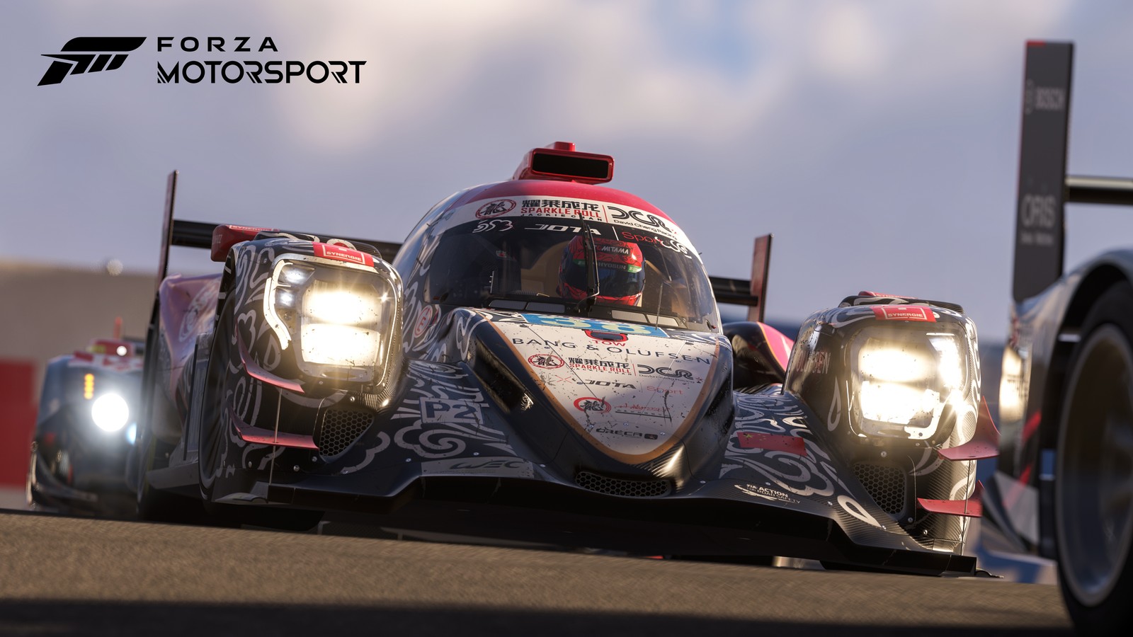 Un gros plan d'une voiture de course sur une piste avec un fond de ciel (forza motorsport, porsche 919 hybrid, le mans hypercar, voitures de course, jeux 2023)