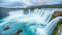 Chute d'eau majestueuse se déversant dans une piscine turquoise