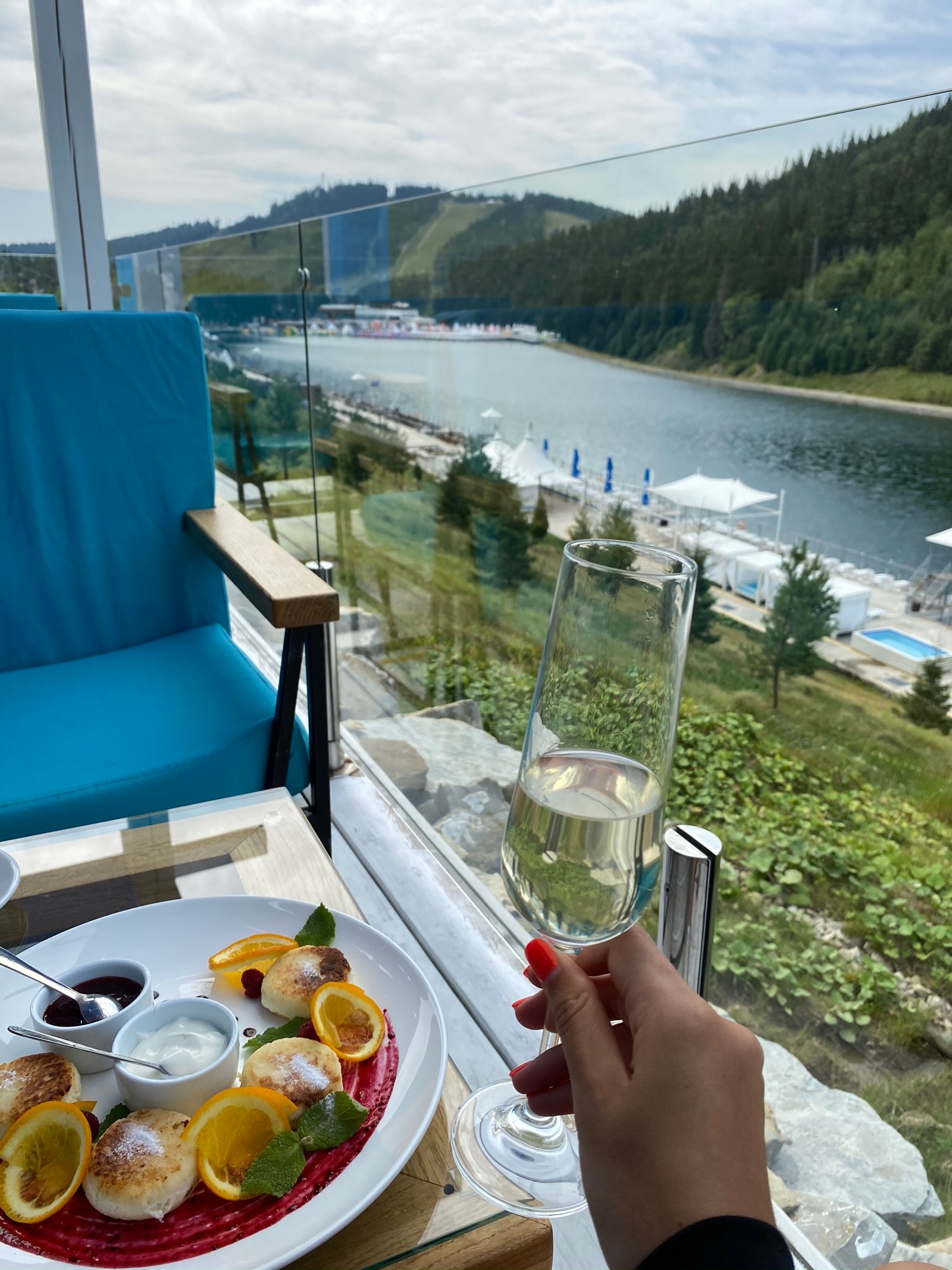 Alguien está disfrutando de una copa de vino y un plato de comida (barco, agua, turismo, navegación, vidrio)