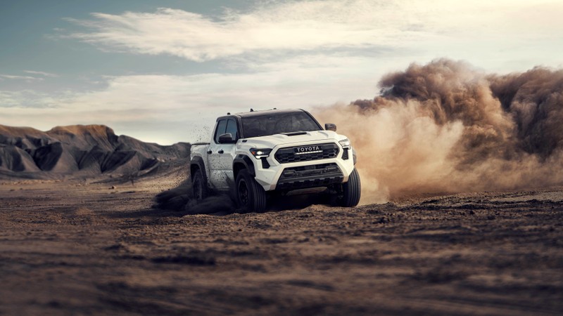 Белый грузовик едет по грязному полю с поднимающейся пылью (toyota tacoma trd pro double cab, внедорожные грузовики, пикап, полный привод, крутой)