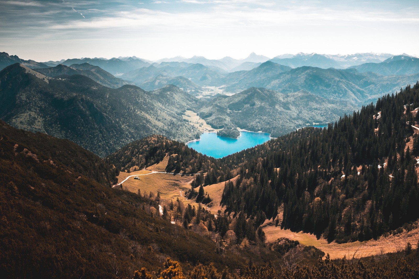 Vue d'un lac entouré de montagnes et d'arbres (formes montagneuses, montagne, chaîne de montagnes, crête, sauvage)