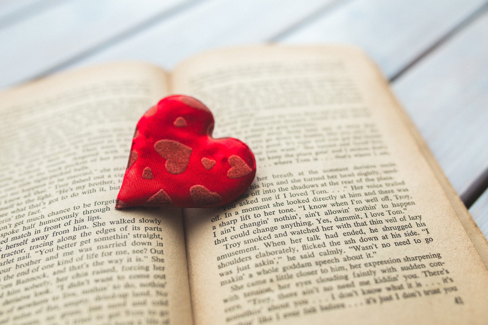 Il y a un cœur rouge sur un livre ouvert (cœur, rouge, amour, accessoire de mode, saint valentin)