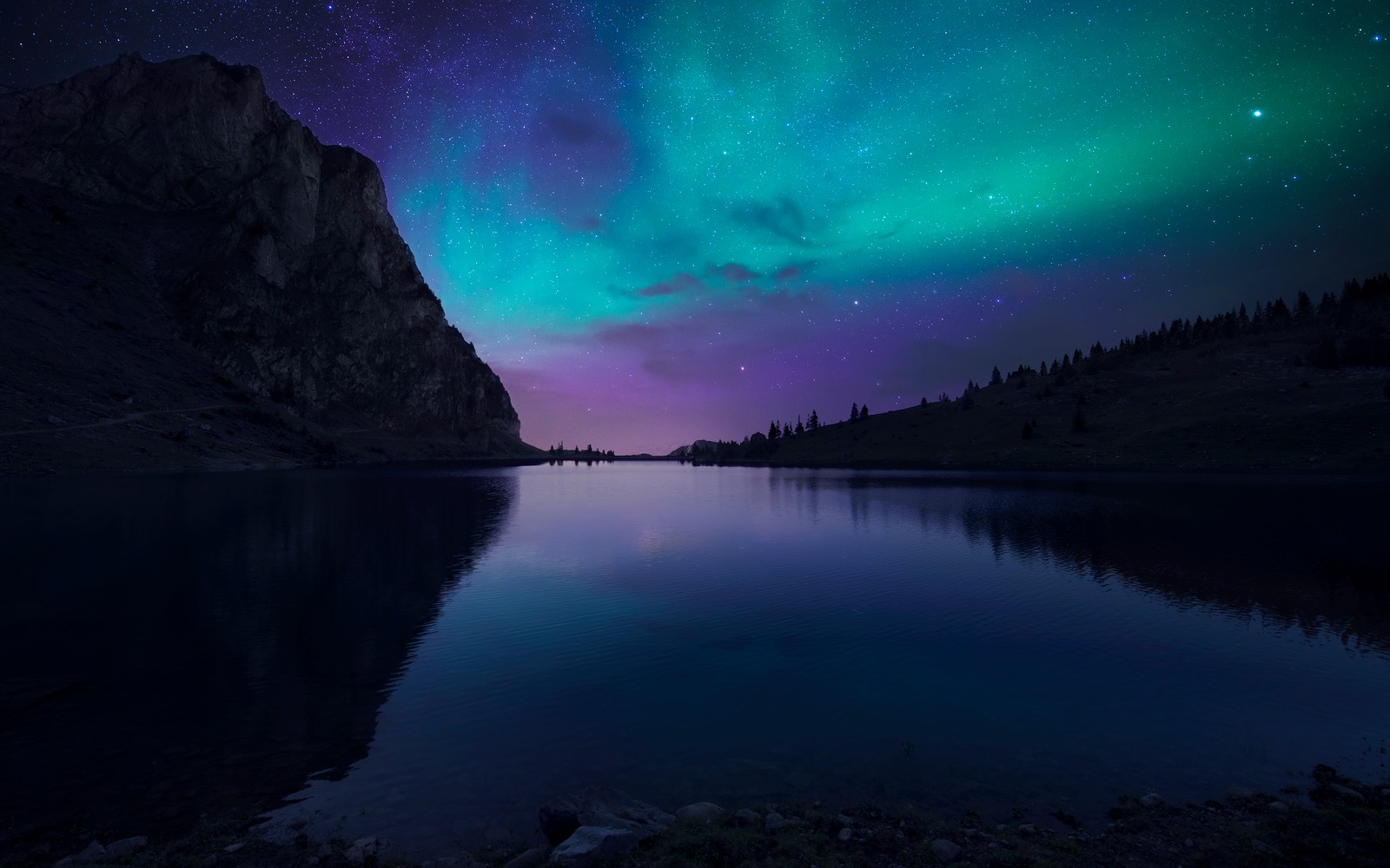 Вид на озеро с горой на заднем плане и зеленой северным сиянием на небе (bannalpsee, швейцария, северное сияние, звездное небо, пейзаж)