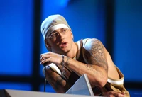 Eminem livre une performance puissante, mettant en avant son style et son intensité caractéristiques.