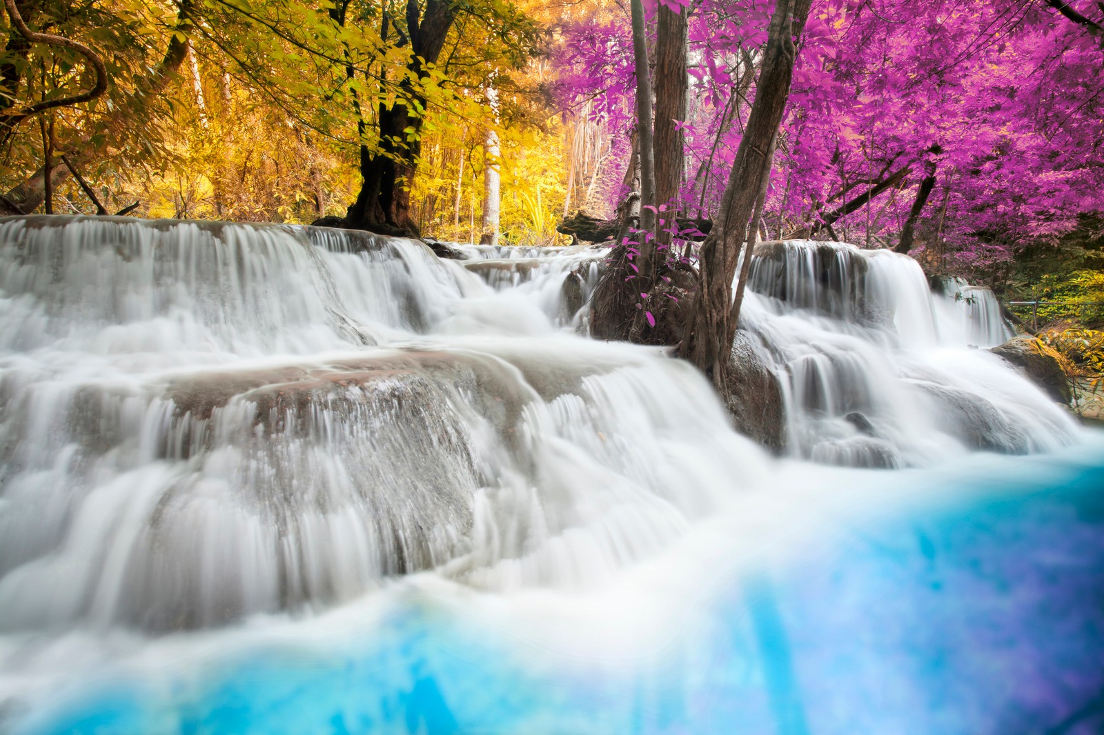 Cascada en el bosque con árboles coloridos y agua (cascadas erawan, primavera, cascada, bosque, otoño)