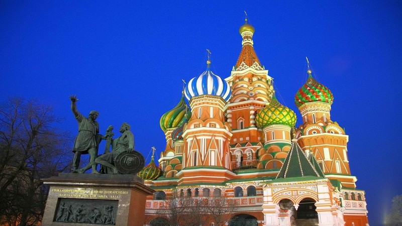 Вид на собор с статуей человека на лошади (собор святого василия, saint basils cathedral, красная площадь, собор, достопримечательность)