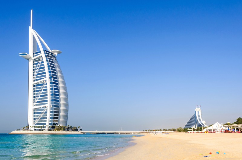 Шезлонги на пляже с зданием на фоне (бурдж аль араб, burj al arab, пляж джумейра, достопримечательность, дневное время)