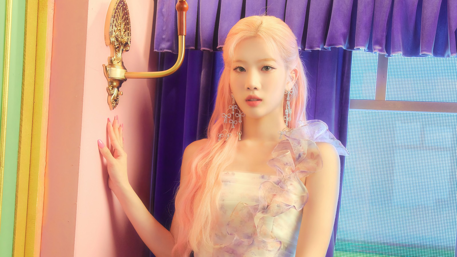 Jeune fille arabe avec des cheveux roses et une robe se tenant devant une fenêtre (loona, idole du mois, 이달의 소녀, kpop, coréen)