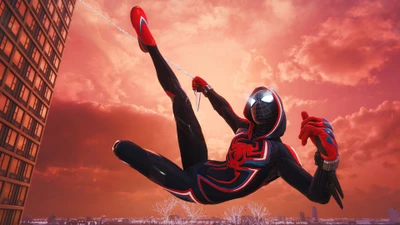 Homem-Aranha Miles Morales em ação dinâmica contra um horizonte ao pôr do sol - papel de parede 4K