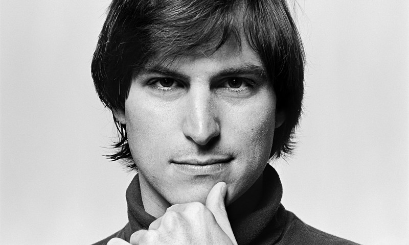 Черно-белая фотография мужчины с пальцем на подбородке (стив джобс, steve jobs, подбородок, щека, нос)