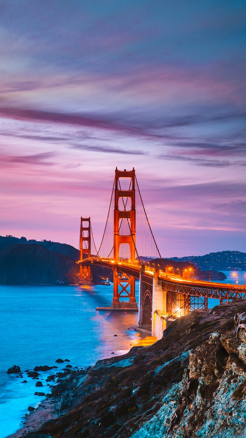 Вид на мост над водоемом на закате (сан франциско, мост золотые ворота, golden gate bridge, пляж бейкера, сумерки)