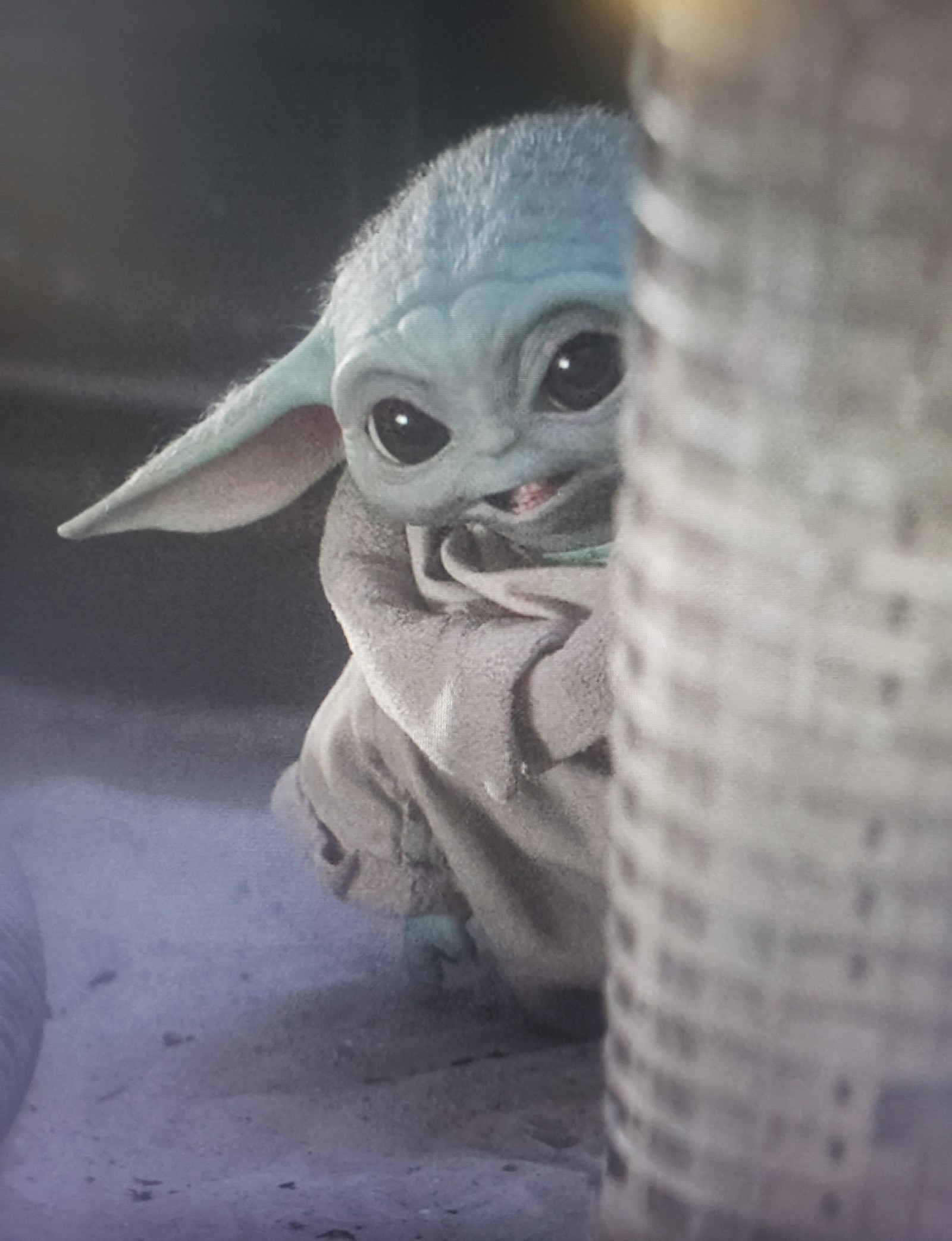 El bebé yoda que está asomando por un agujero (babyyoda, lindo, mandaloriano, star wars, starwars)