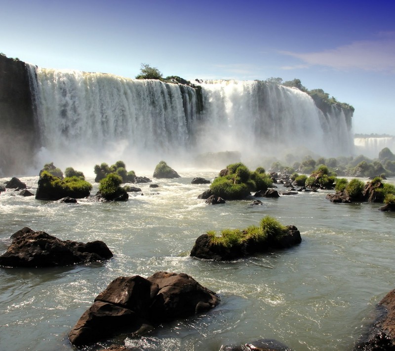 Водопад с водой, стекающей по камням и траве перед ним (hd, природа, водопад)