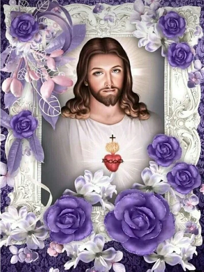 Jesús con el Sagrado Corazón rodeado de rosas moradas y decoraciones florales.