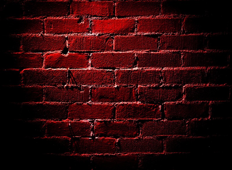 Крупный план красной кирпичной стены на черном фоне (абстрактный цвет, red brick wall)