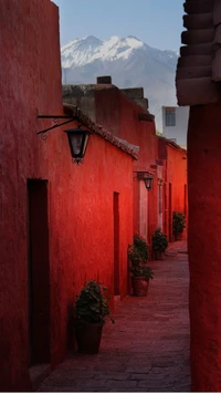 Callejón de tono rojo con vista a la montaña