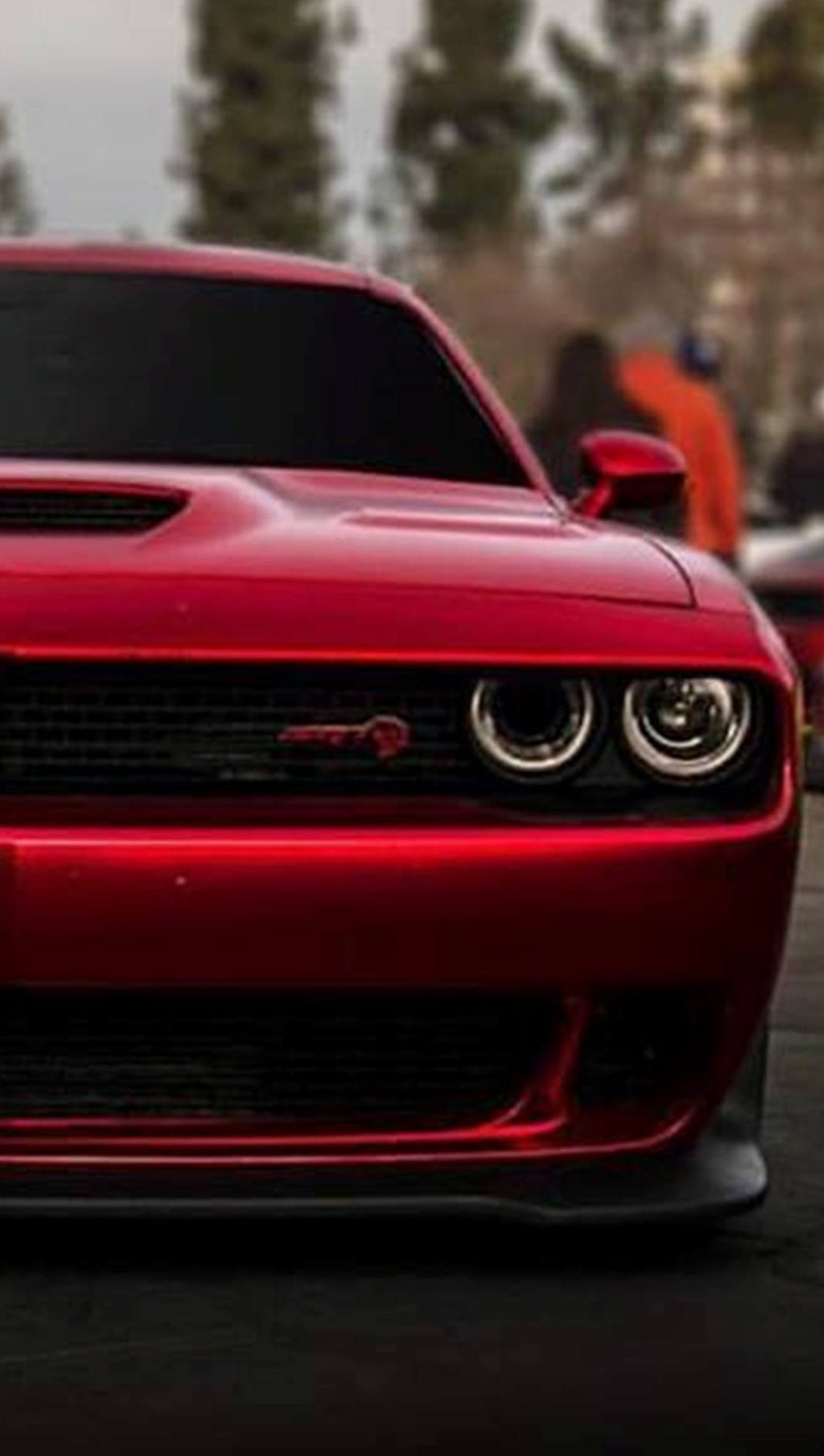 Крупный план красного автомобиля dodge с капотом (машина, додж, dodge, мускул, срт)