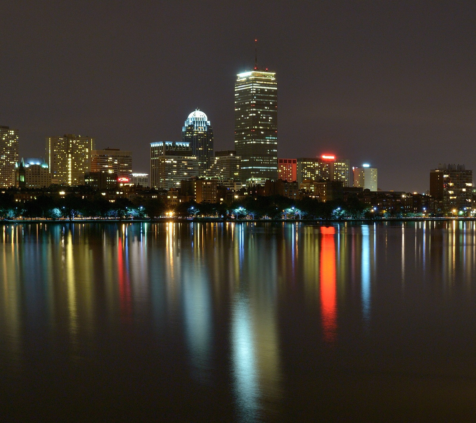 Uma vista artística do horizonte de uma cidade à noite com um lago na frente (boston, noite, linha do horizonte)