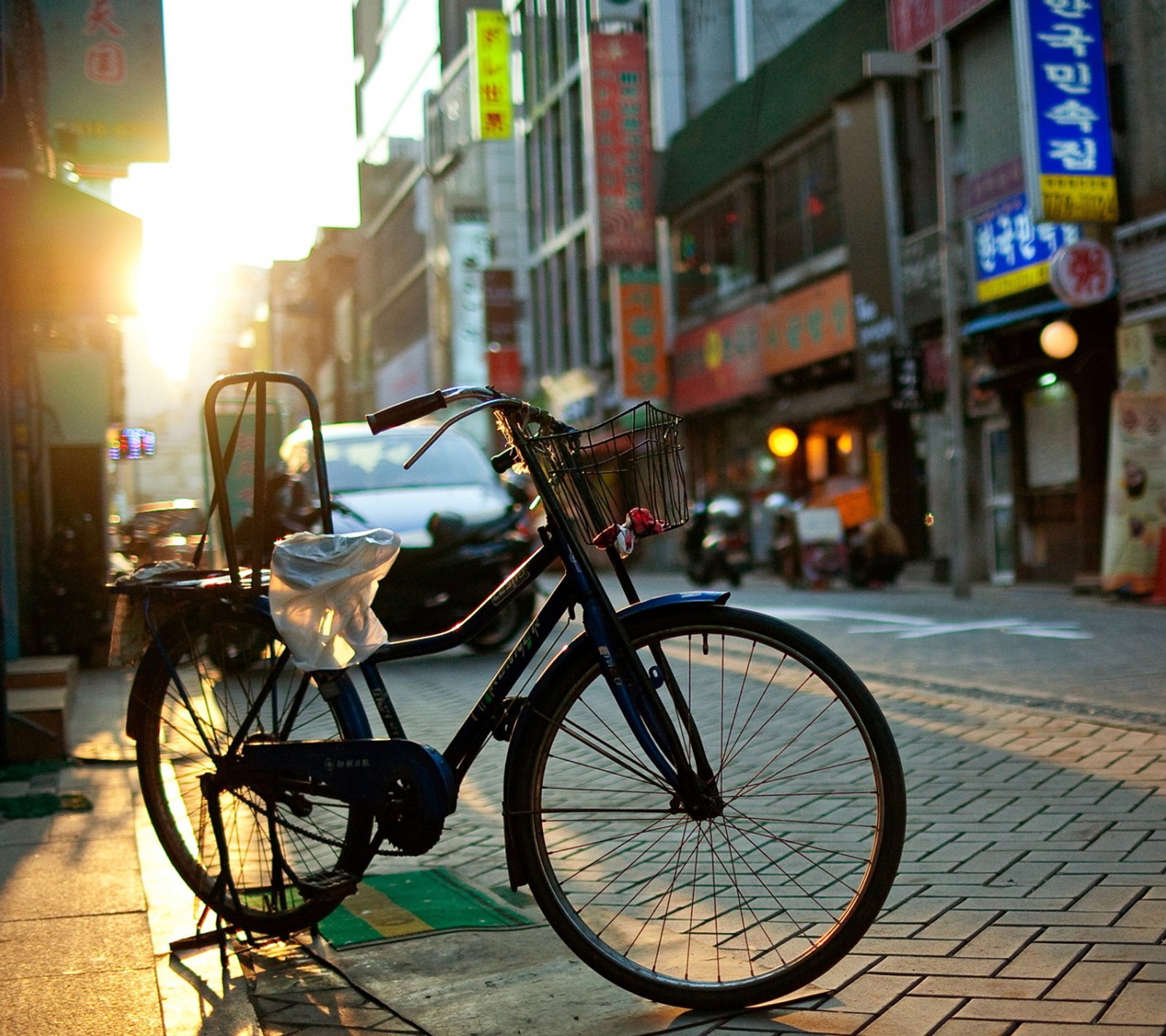 Uma bicicleta estacionada ao lado da estrada na cidade (bicycle city, google, samsung)