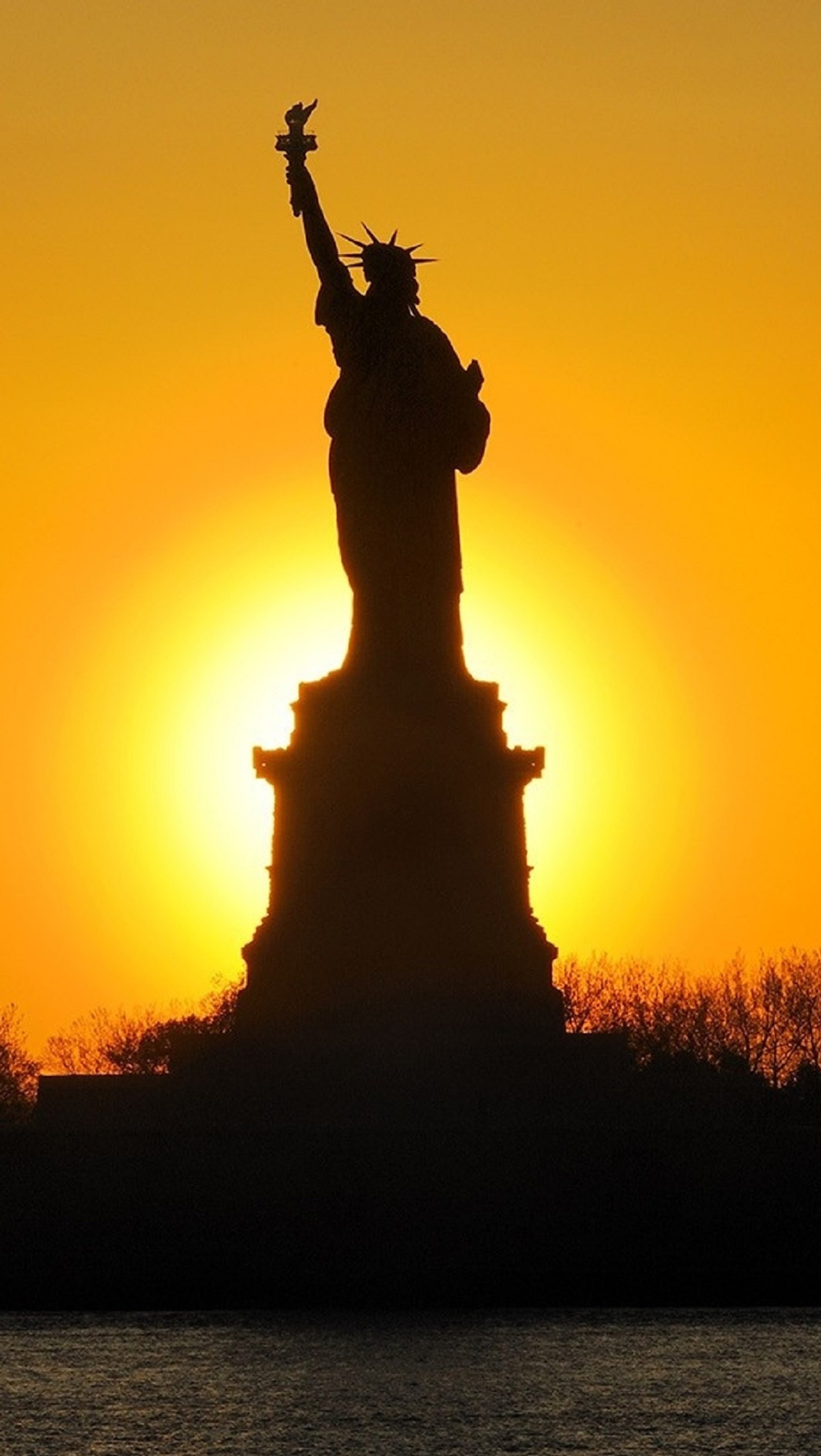 La statue de la liberté au coucher du soleil avec un oiseau volant dans les airs (liberté, de, statue)