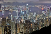 Beeindruckende nächtliche Skyline des Victoria Hafens und der urbanen Metropole Hongkong