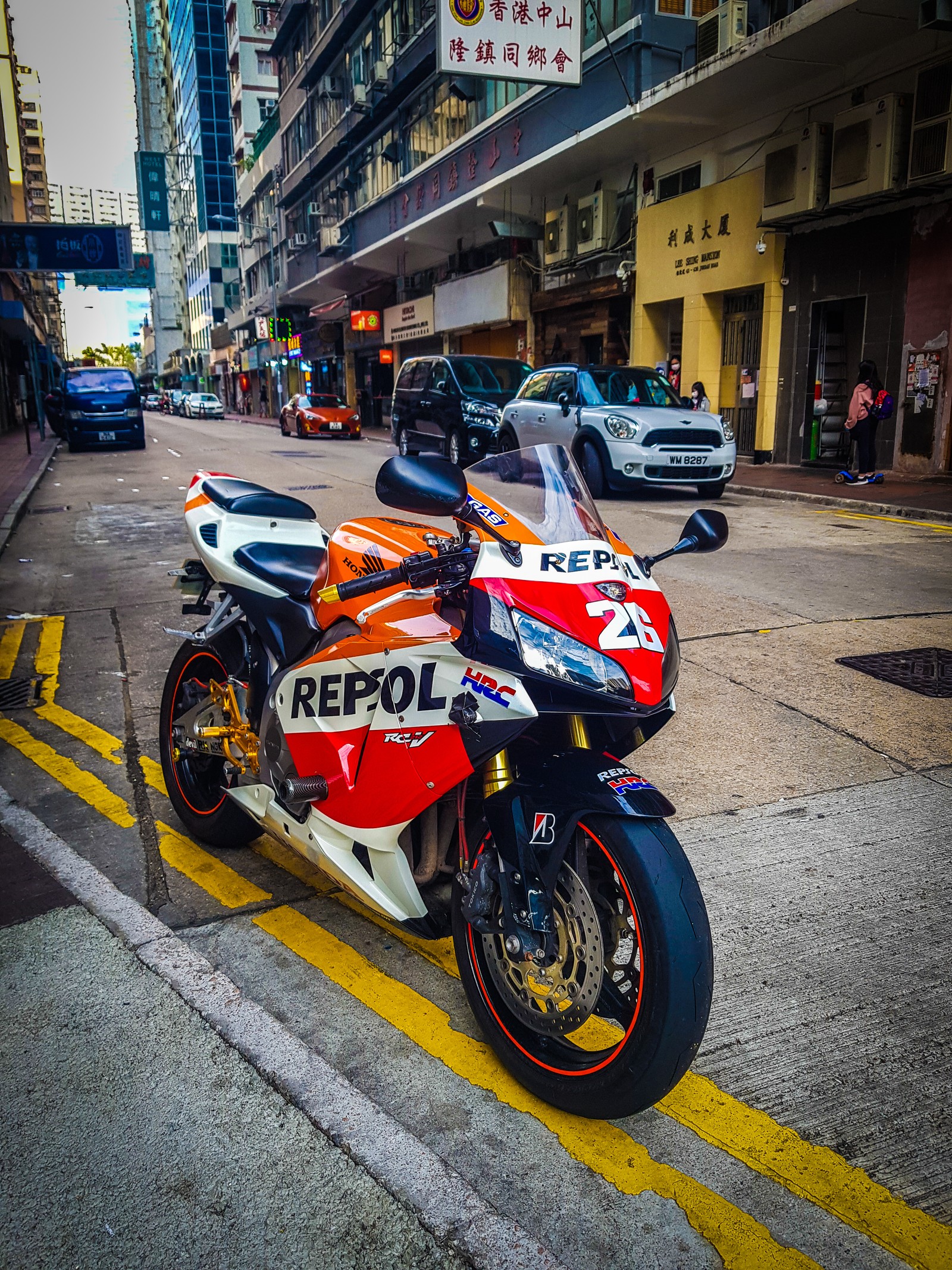 Una motocicleta estacionada al lado de la carretera (austin, cbr600, honda)