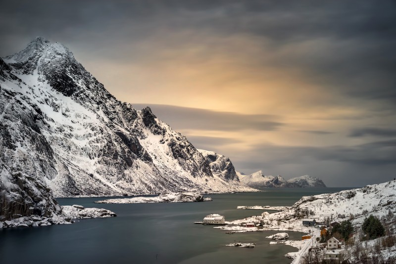 Вид на горный массив с водоемом и заснеженной горой (лофотены, lofoten, гора, снег, природа)