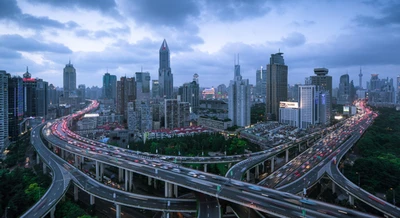 Paisagem urbana de Xangai: Um horizonte majestoso e um viaduto dinâmico ao anoitecer