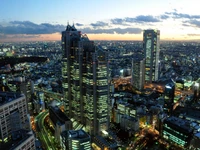 Paisagem urbana vibrante ao crepúsculo: Um deslumbrante horizonte de arranha-céus iluminados sobre uma metrópole urbana.