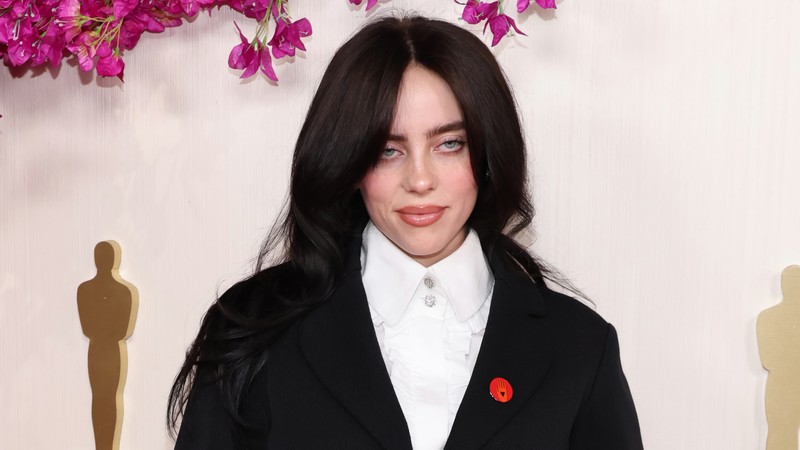 Арабская женщина в черном костюме и белой рубашке (billie eilish, оскар, знаменитость, певец)