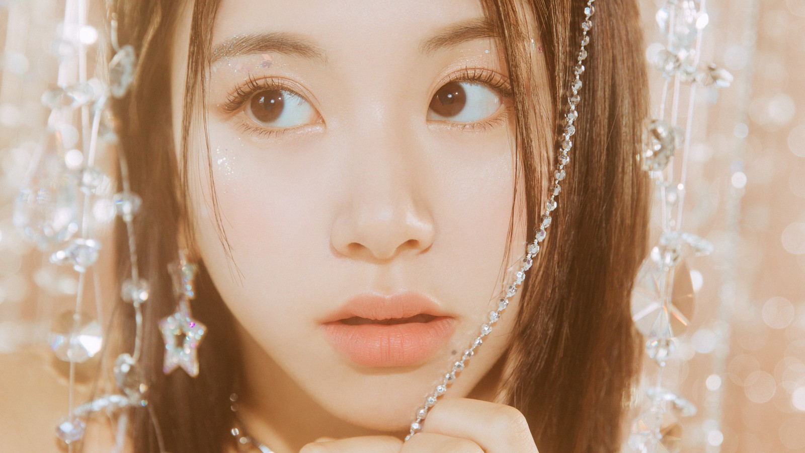 Une image araffe d'une femme avec un collier et des boucles d'oreilles (twice kpop, 트와이스, k pop, kpop, chaeyoung)